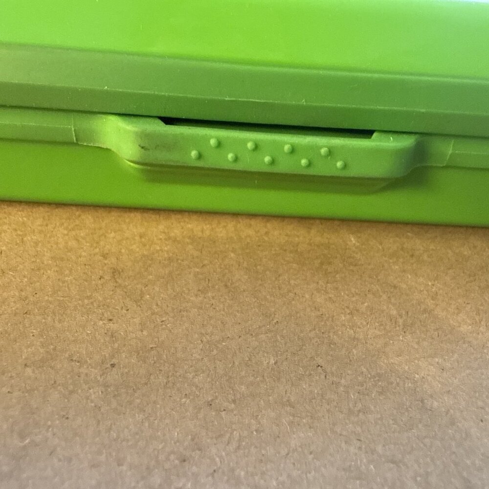 Super Mario Yoshi Universal Travel Hard Green Case & Nintendo With Cloth /Stylus - Picture 2 of 11